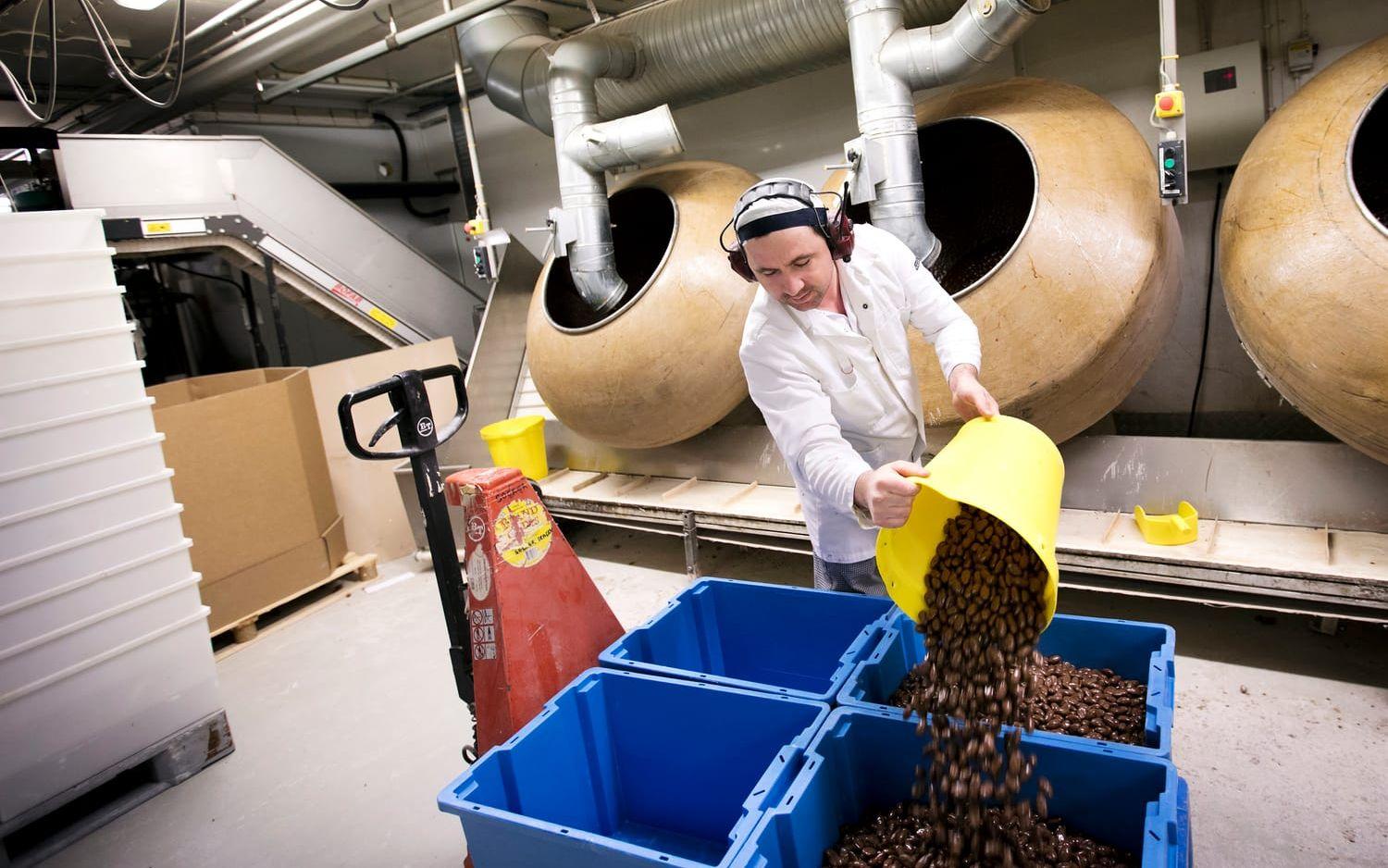 Flexibel fabrik. Genom åren har Warberg Candy Group investerat cirka 80 Mkr i maskiner för att kunna hantera flera teknologier.  I fabriken produceras allt från hårda karameller och choklad till kolor och geléer. I fabrikens dragéavdelning tar Bayram Saramolla hand om dagens skörd av chokladägg.
