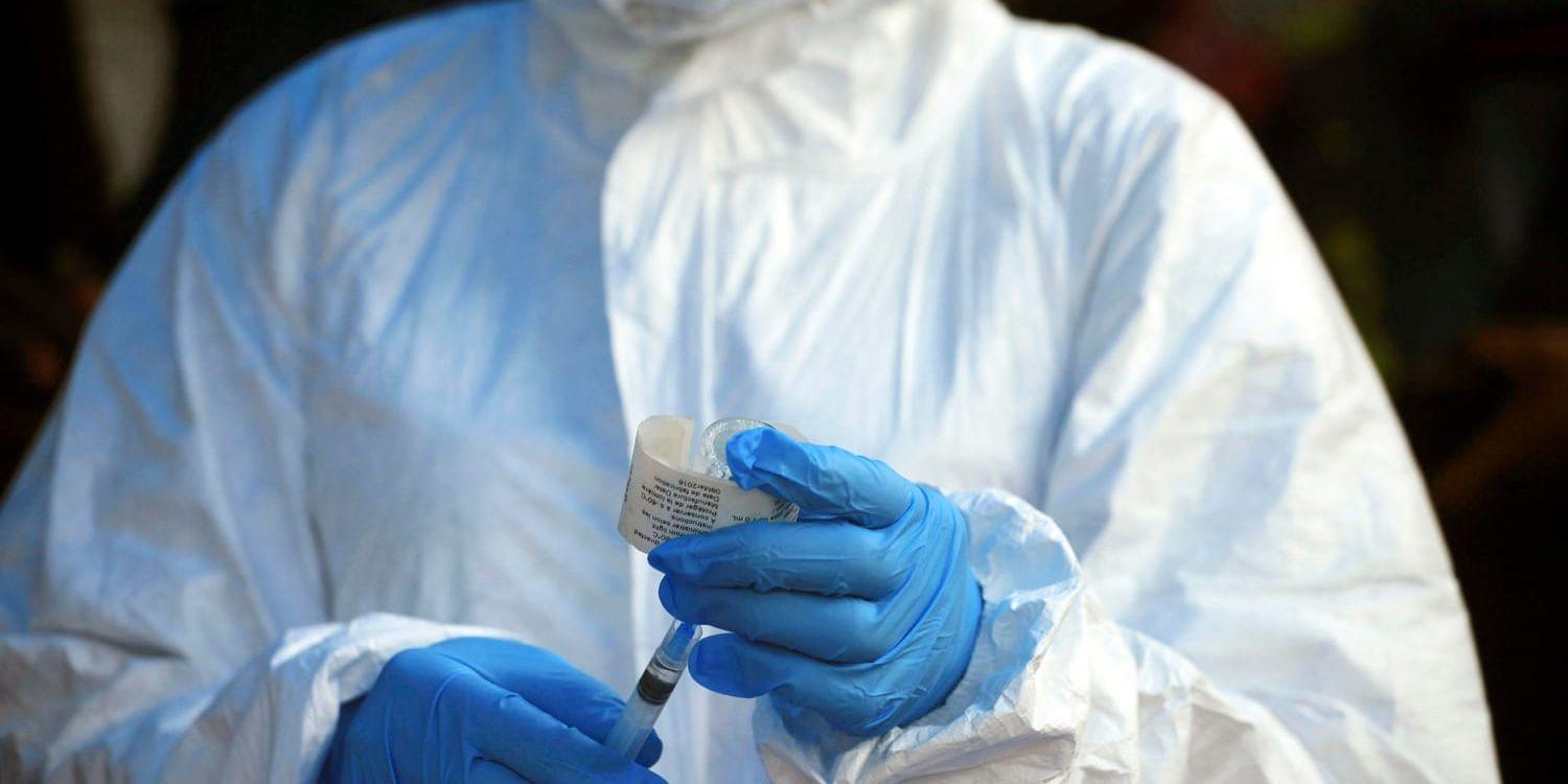 En hjälparbetare förbereder ebolavaccin. Arkivbild.