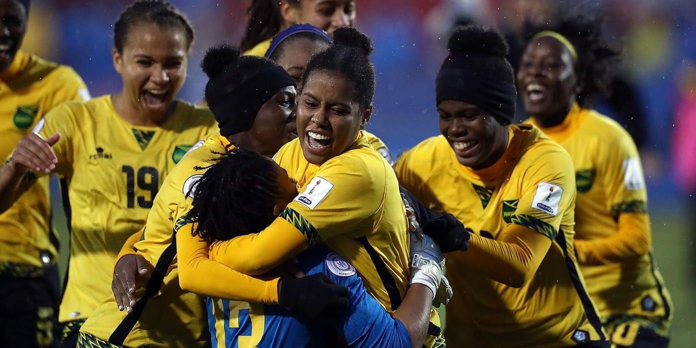 "Reggae Girlz" firar vinsten över Panama i Concacaf Cups bronsmatch.