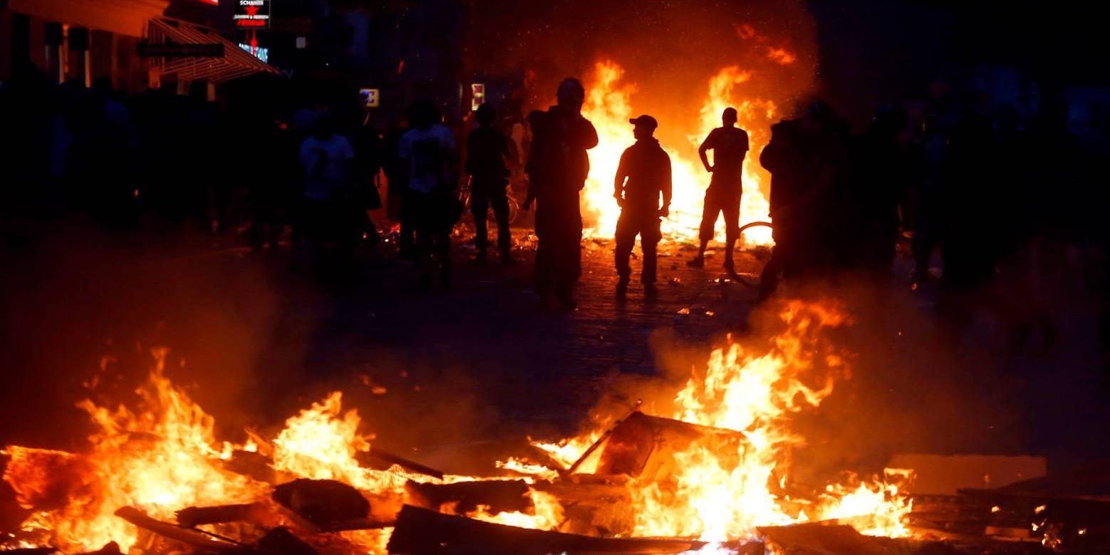 Det brinner och plundras på gatorna i Hamburg under G20-mötet. Läget beskrivs som kaosartat.