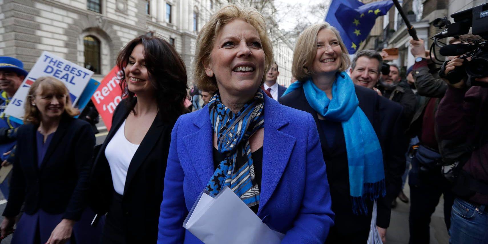 Konservativa avhopparna Heidi Allen, Anna Soubry och Sarah Wollaston på väg till en presskonferens i London efter att ha anslutit sig till den nya Oberoende gruppen i det brittiska parlamentets underhus.