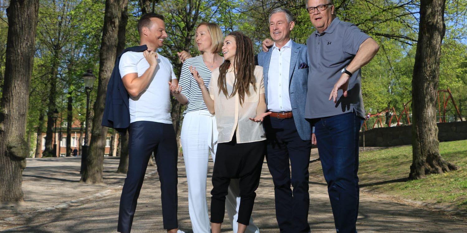På gång. Artister och arrangörer möttes i går. Mariette flankeras av bankens Christel Alm och Lars-Göran Persson. Ytterst Magnus Carlsson och Lasse Berghagen.