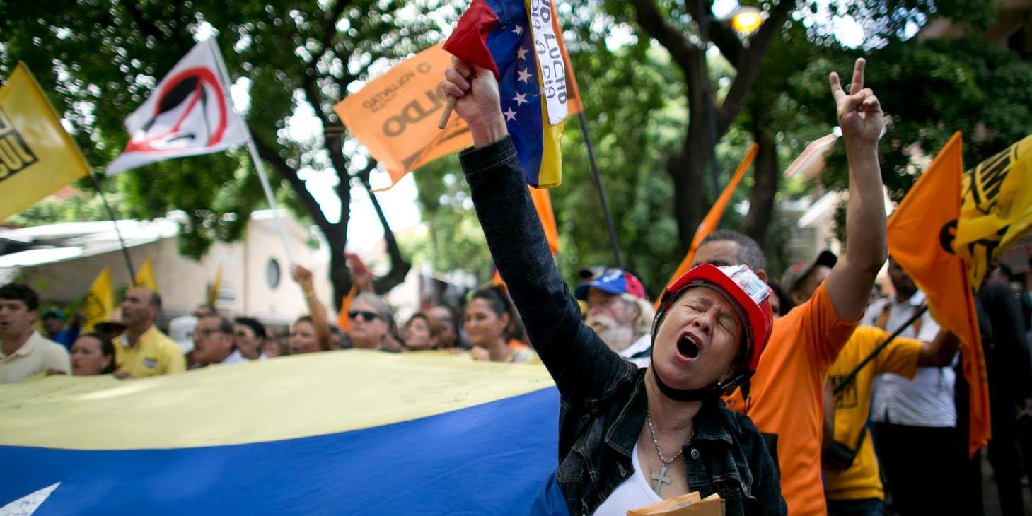 En kvinna i Venezuelas huvudstad Caracas protesterar mot valet på söndag den 20 maj.