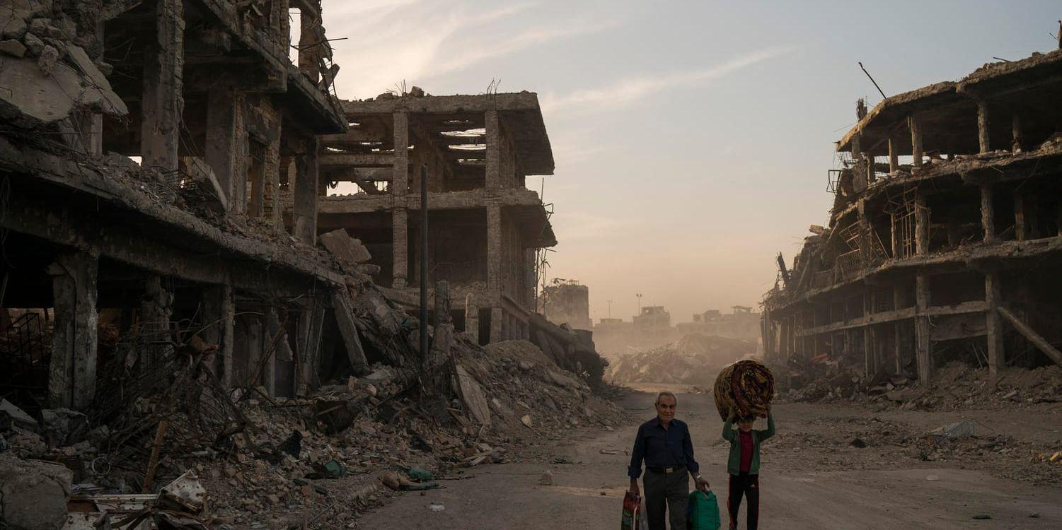 Haider och Abdullah har samlat ihop sina ägodelar från sitt förstörda hus i Mosuls gamla stadskärna – där IS-jihadisterna barrikaderade sig in i det sista. Arkivbild.
