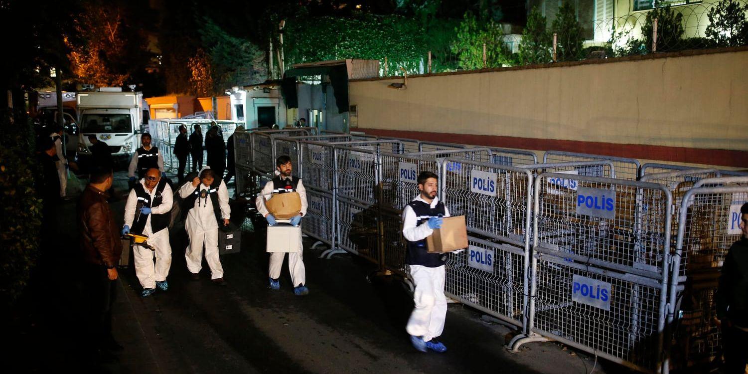 Turkiska tekniker lämnar saudiska konsulatet efter en undersökning efter att journalisten Jamal Khashoggi förvunnit.