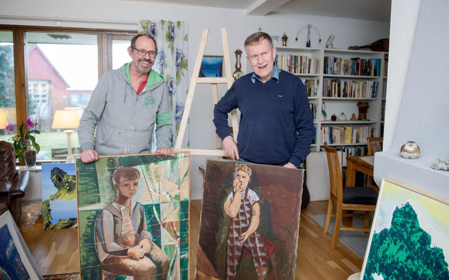 Bertil och Jörgen Strid visar de porträtt som pappa Hardy målade av sin söner. Bertil är sju år på tavlan, Jörgen är fyra. Utställningen på Heagård pågår till och med 30 april. Bild: Jari Välitalo