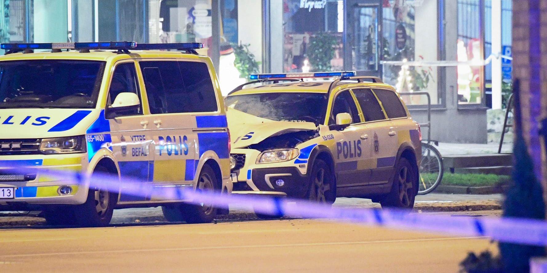 En polisbil som stod parkerad utanför ett polishus på Sallerupsvägen i Malmö har utsatts för någon form av explosion.