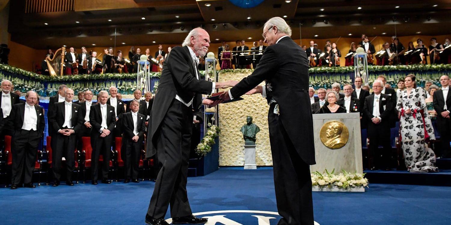 Kunskap i centrum. Nobelpristagarna tillhör en speciellt utvald skara personer. Här får amerikanen Barry Barish ta emot årets Nobelpris i fysik av kungen.