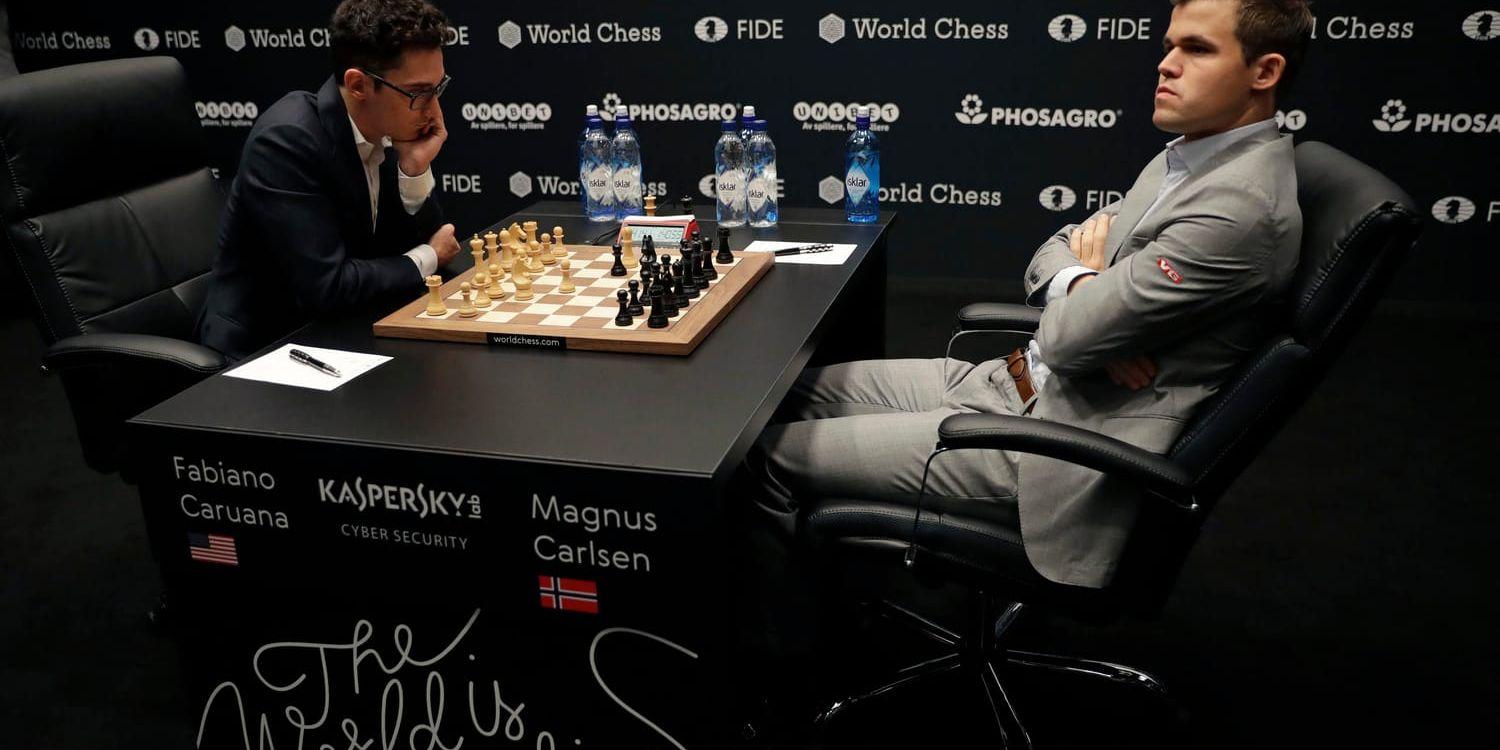 Regerande världsmästaren i schack Magnus Carlsen (höger) och utmanaren Fabiano Caruana under ett VM-parti i London.