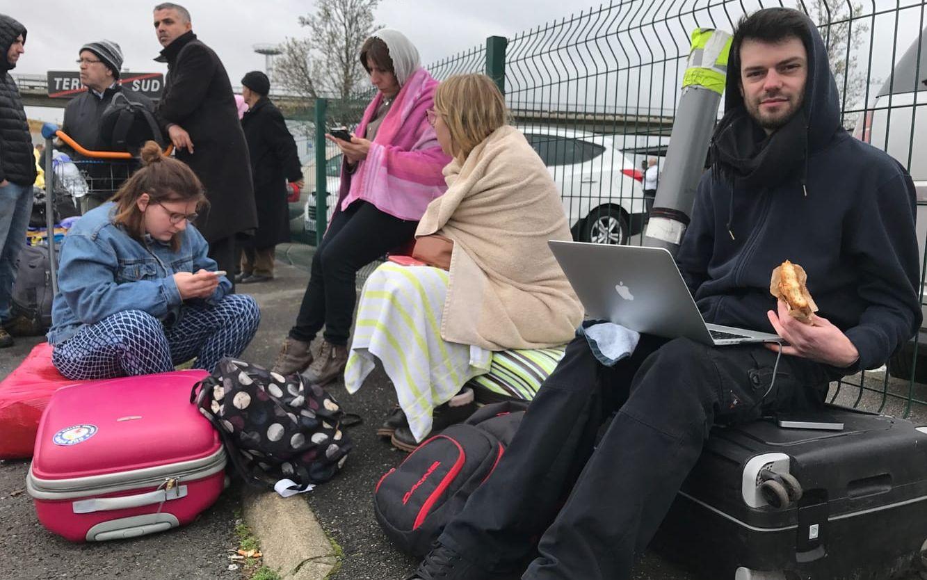 Fiber Dumortier har väntat utanför flygplatsen i fem timmar. Bild: Hanna Rydén