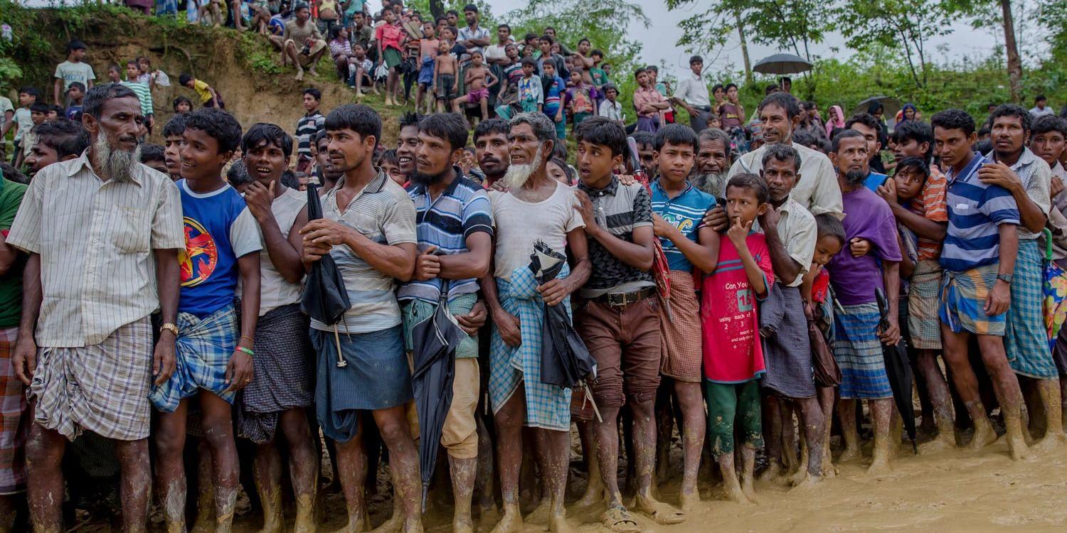 Rohingyamän köar för att få mat från en hjälporganisation i flyktinglägret i Bulukhali i Bangladesh. Burmas de facto-ledare Aung San Suu Kyi talade i dag för första gången om våldsamheterna som tvingat mer än 400 000 personer att lämna landet. Människorättsorganisationer i väst är inte nöjda med hennes budskap.
