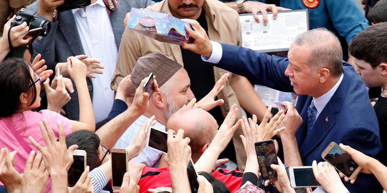 Recep Tayyip Erdogan möter anhängare i Istanbul.