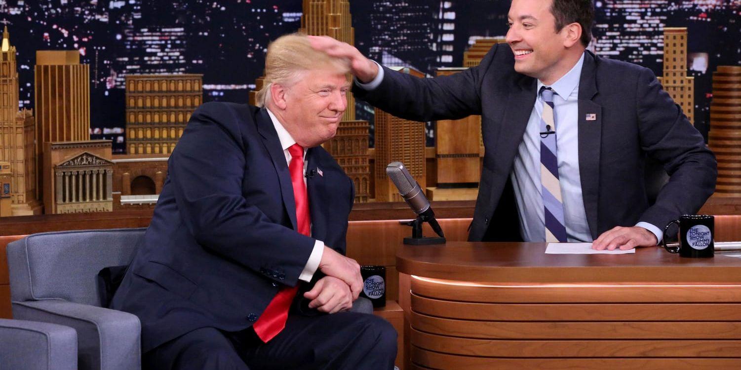 Programledaren Jimmy Fallon skakar om dåvarande presidentkandidaten Donald Trumps hår i programmet "Late night" i september 2016. I dag ångrar Fallon tilltaget. Arkivbild.