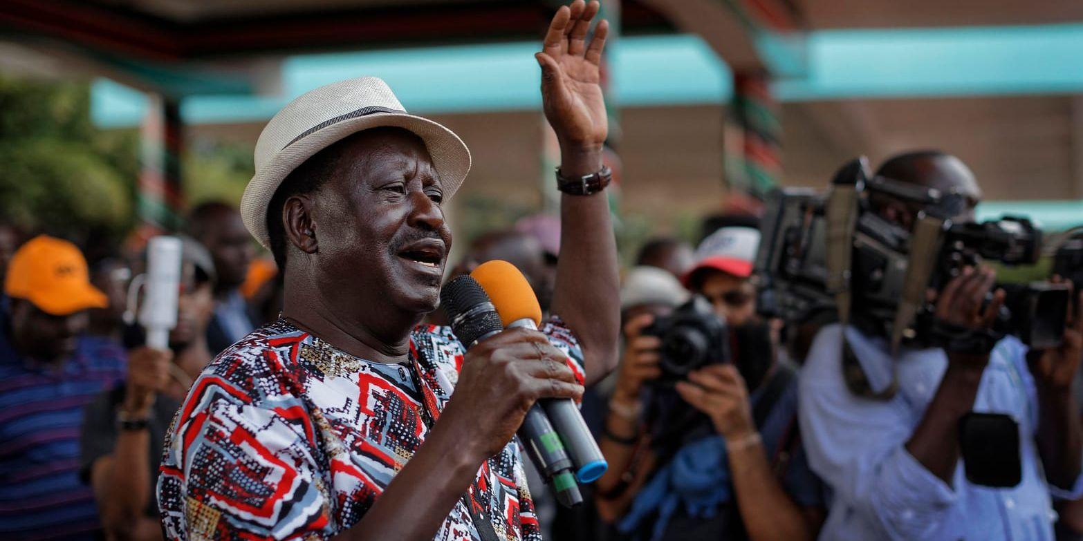 Kenyas oppositionsledare Raila Odinga uppmanar sina anhängare att stanna hemma och bojkotta torsdagens val.