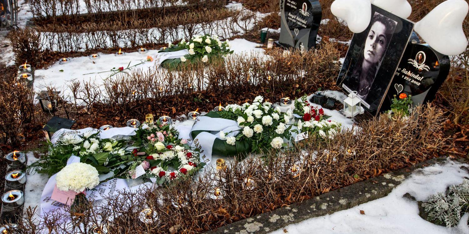 Minns Fadime. Manifestation till minne av Fadime Sahindal som blev mördad 2002, vid Fadimes grav på gamla kyrkogården i Uppsala.