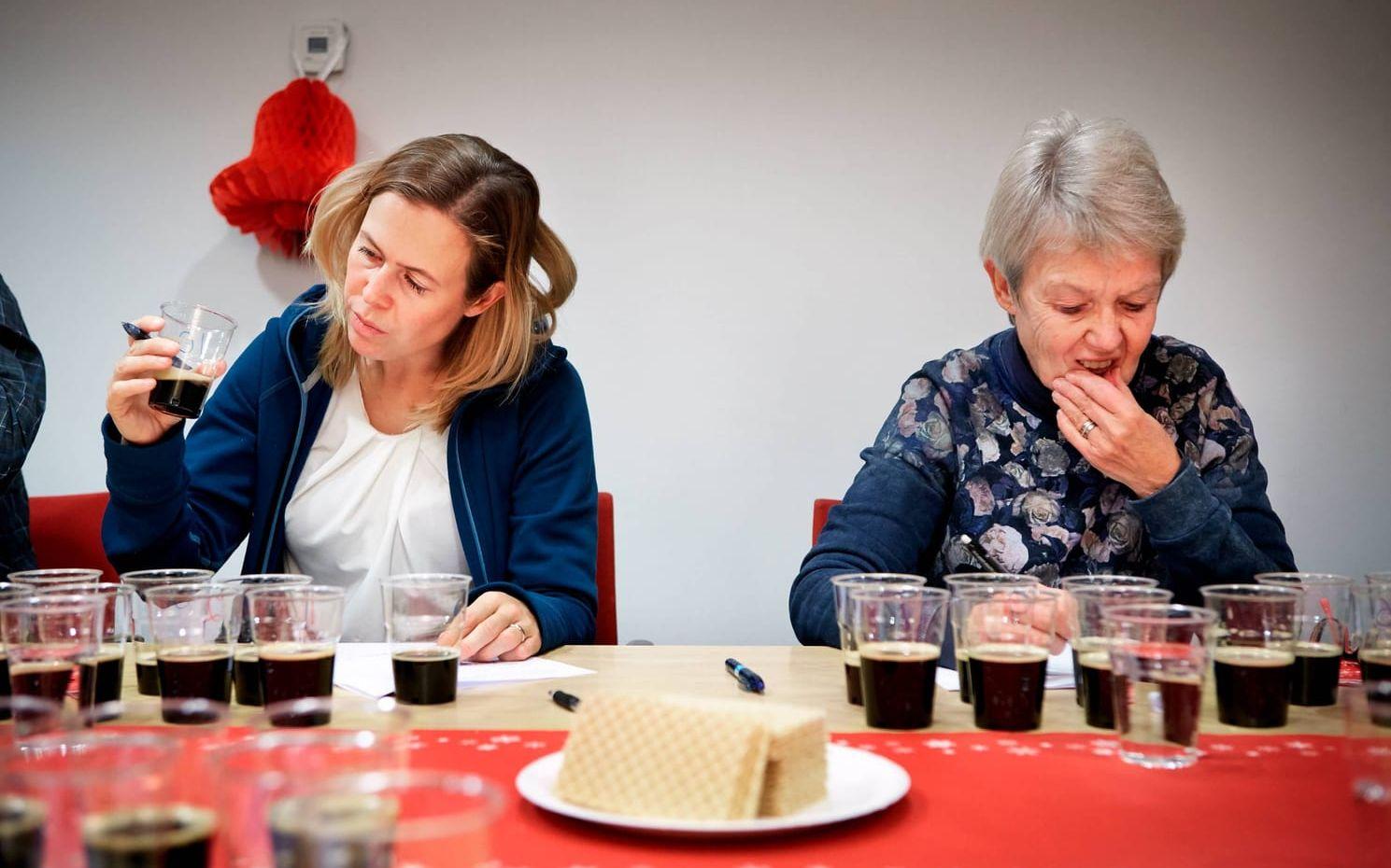 Testar. Sofia Lindberg och Ing-Marie Svedjenäs testar tio sorters julmust. Bilder: Anna von Brömssen