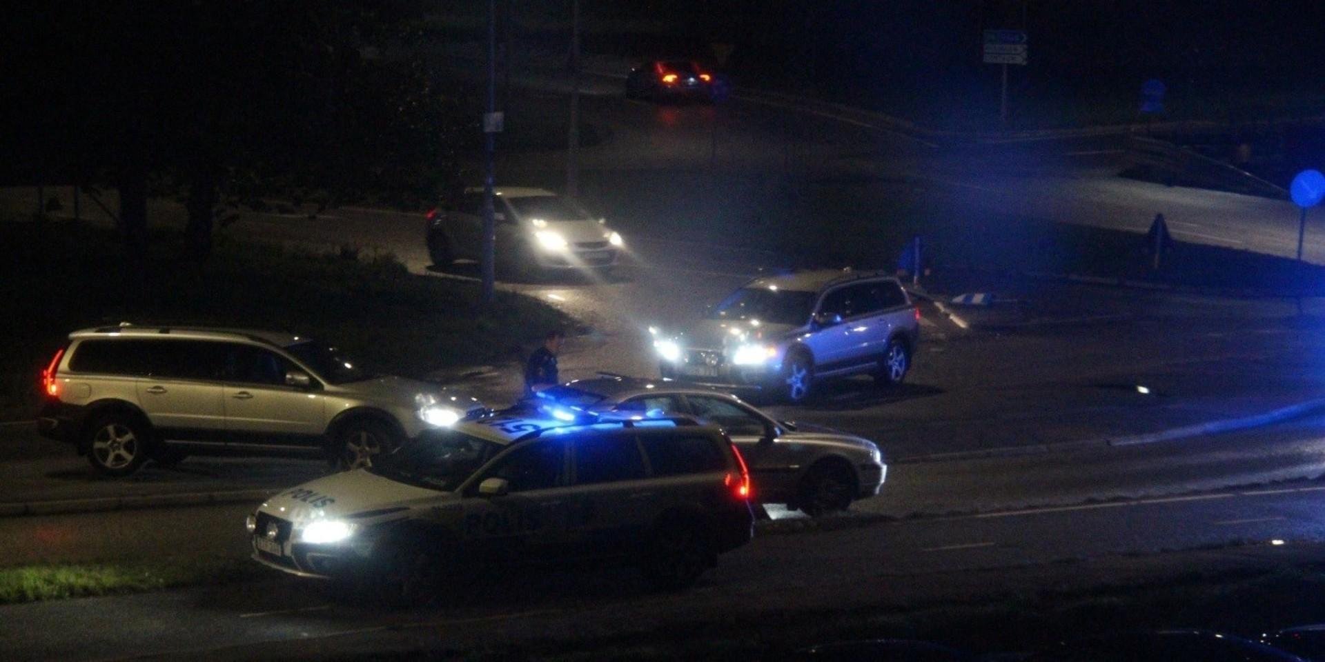 En biljakt tog stopp intill Frölunda Torg på lördagskvällen. Två personer har gripits av polis. 