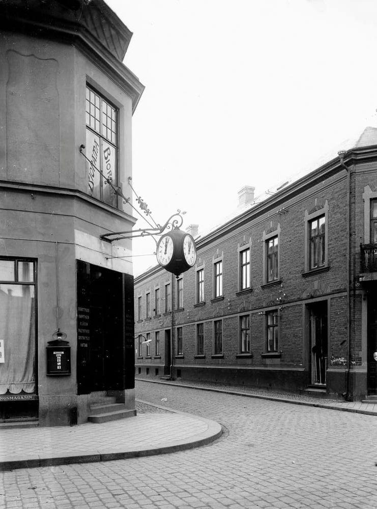 Stumfilmsbiografen Biorama hade sin salong på andra våningen i detta hus, som låg i hörnet Köpmansgatan–Bryggaregatan.... Känns klockan igen ? Ja, det är den som i dag hänger på Göteborgsbanken hus.