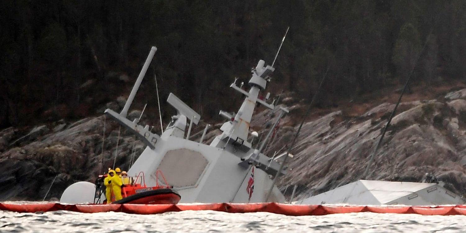 Den norska fregatten Helge Ingstad har sjunkit till botten sedan vajrar som säkrade båten vid land släppt. Fregatten krockade i förra veckan med ett tankfartyg utanför Bergen, och fördes till land med hjälp av bogserbåtar.