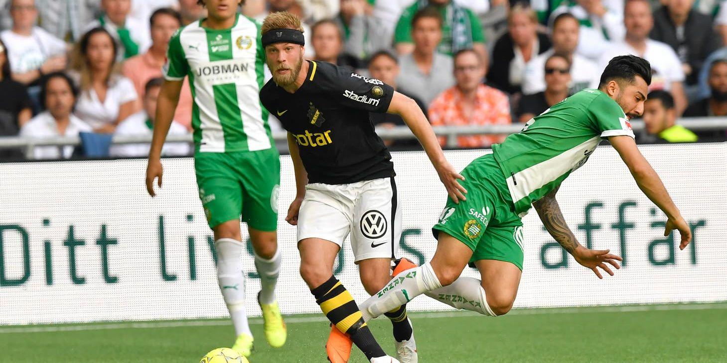 Hammarbys Jiloan Hamad krokar i benen på en framrusande Daniel Sundgren i AIK och skapar en straff till AIK.