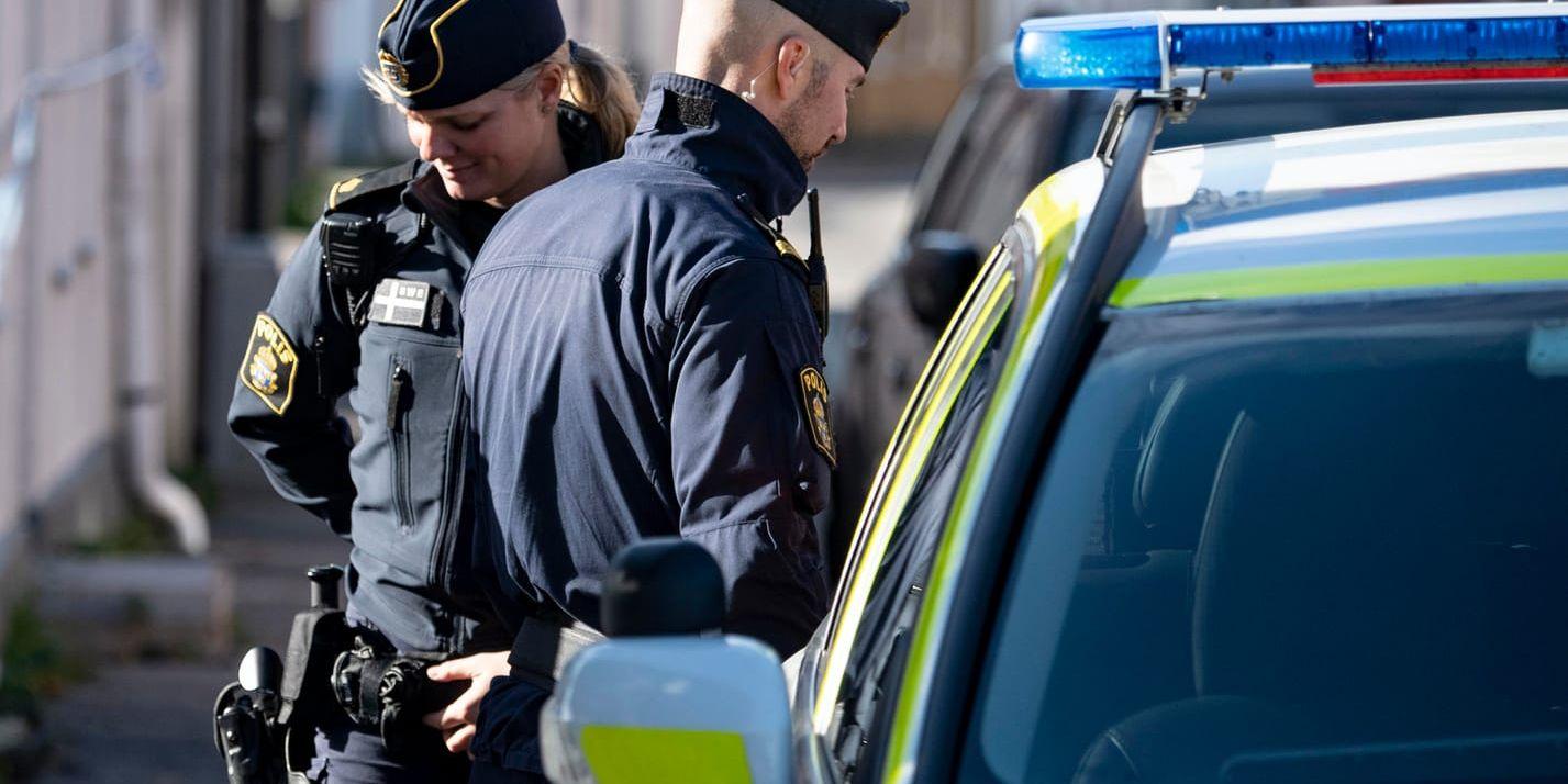 Polis på plats utanför en fastighet i Trelleborgs kommun efter ett misstänkt mord.
