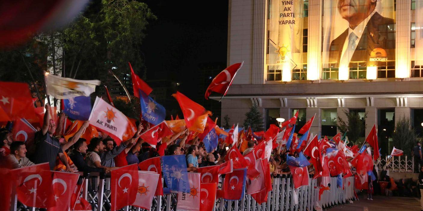 Anhängare till Turkiets president Recep Tayyip Erdogan firar utanför partiets högkvarter i Ankara.