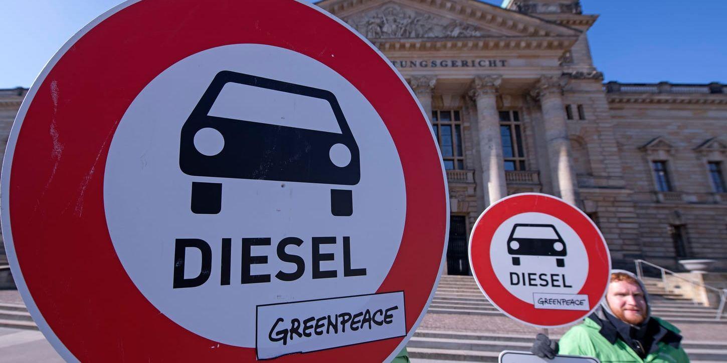 Miljöaktivister utanför Tysklands högsta förvaltningsdomstol när den gav klartecken för förbud mot äldre dieselbilar i 18 tyska städer. Arkivbild.