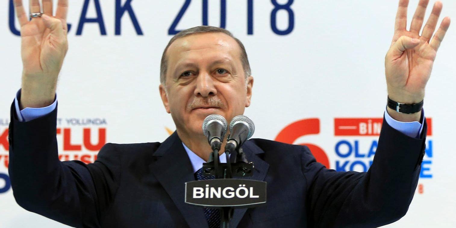 Turkiets president Recep Tayyip Erdogan under ett tal inför anhängare till hans AK-parti i staden Bingöl i östra Turkiet.