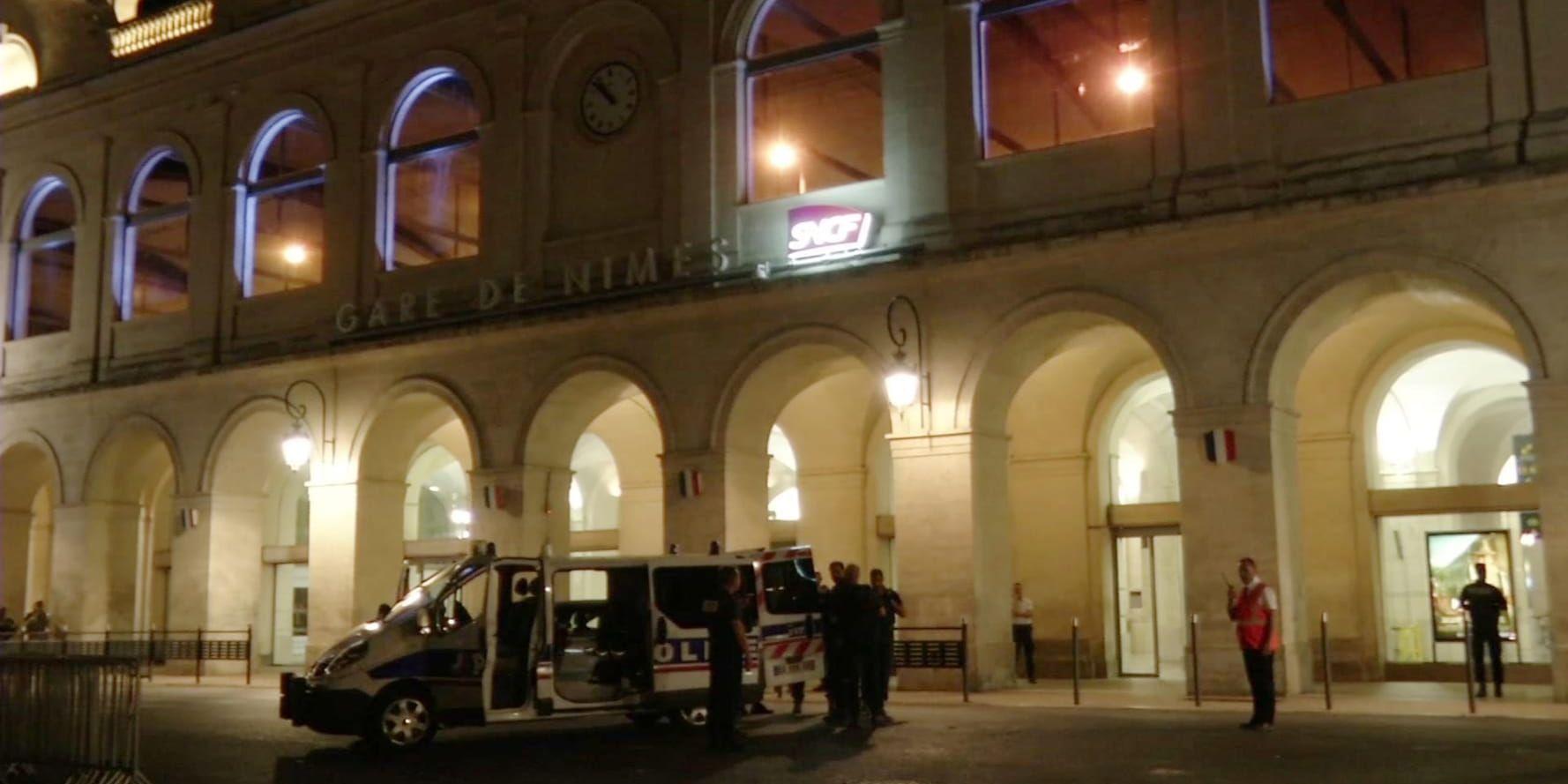 Polisen bevakar järnvägstationen i Nimes, Frankrike, vid en misstänkt terrorattack. Arkivbild.