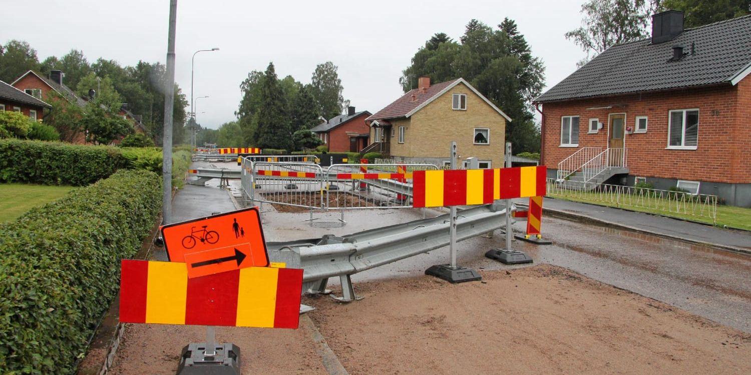 Lång paus. Hässlehultsgatan har varit avstängd för genomfartstrafik en stor del av sommaren. ”Det är lite pinsamt för kommunen att ha en så pass stor gata avstängd så länge”, tycker Anders Bengtsson.