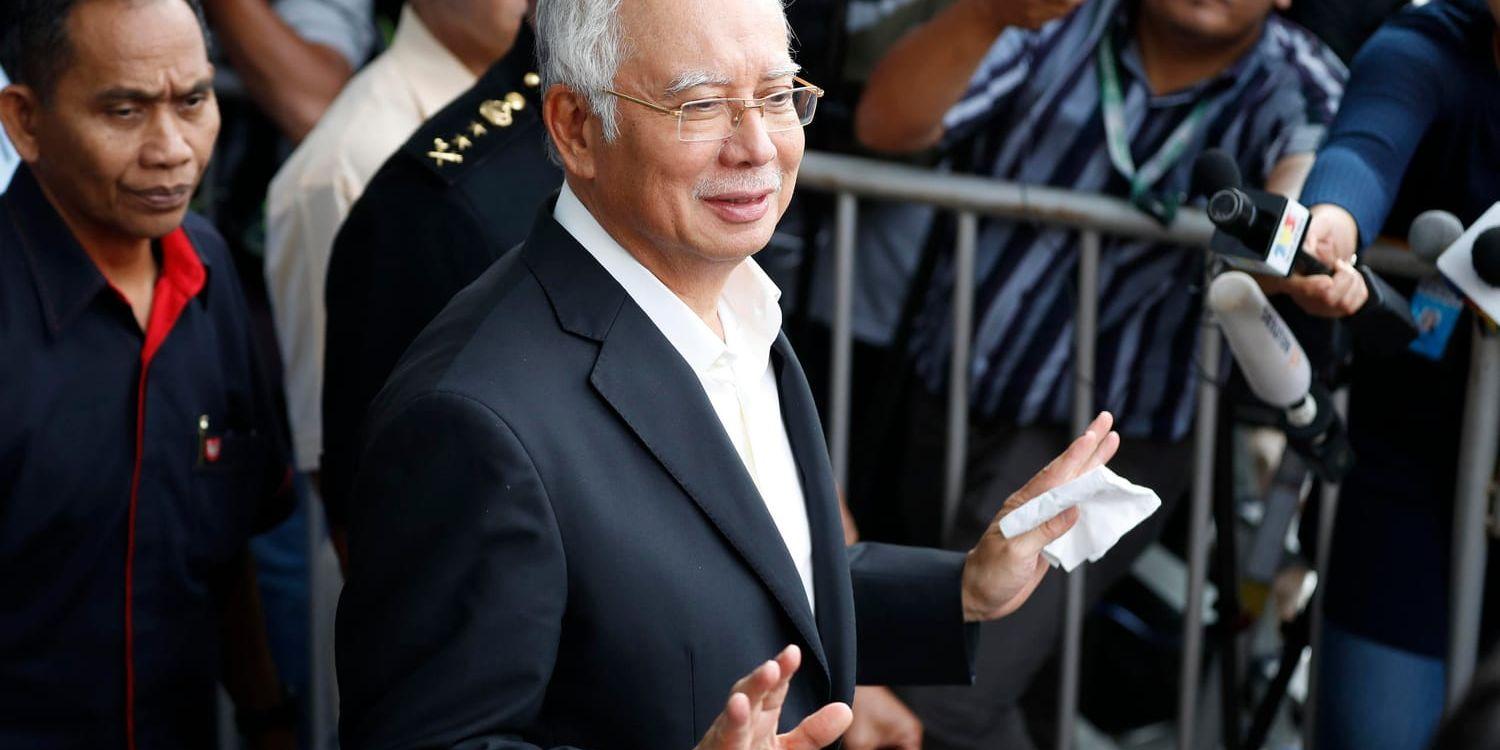 Malaysias tidigare premiärminister Najib Razak på väg ut från ett förhör med Malaysiasa antikorruptionskommission.