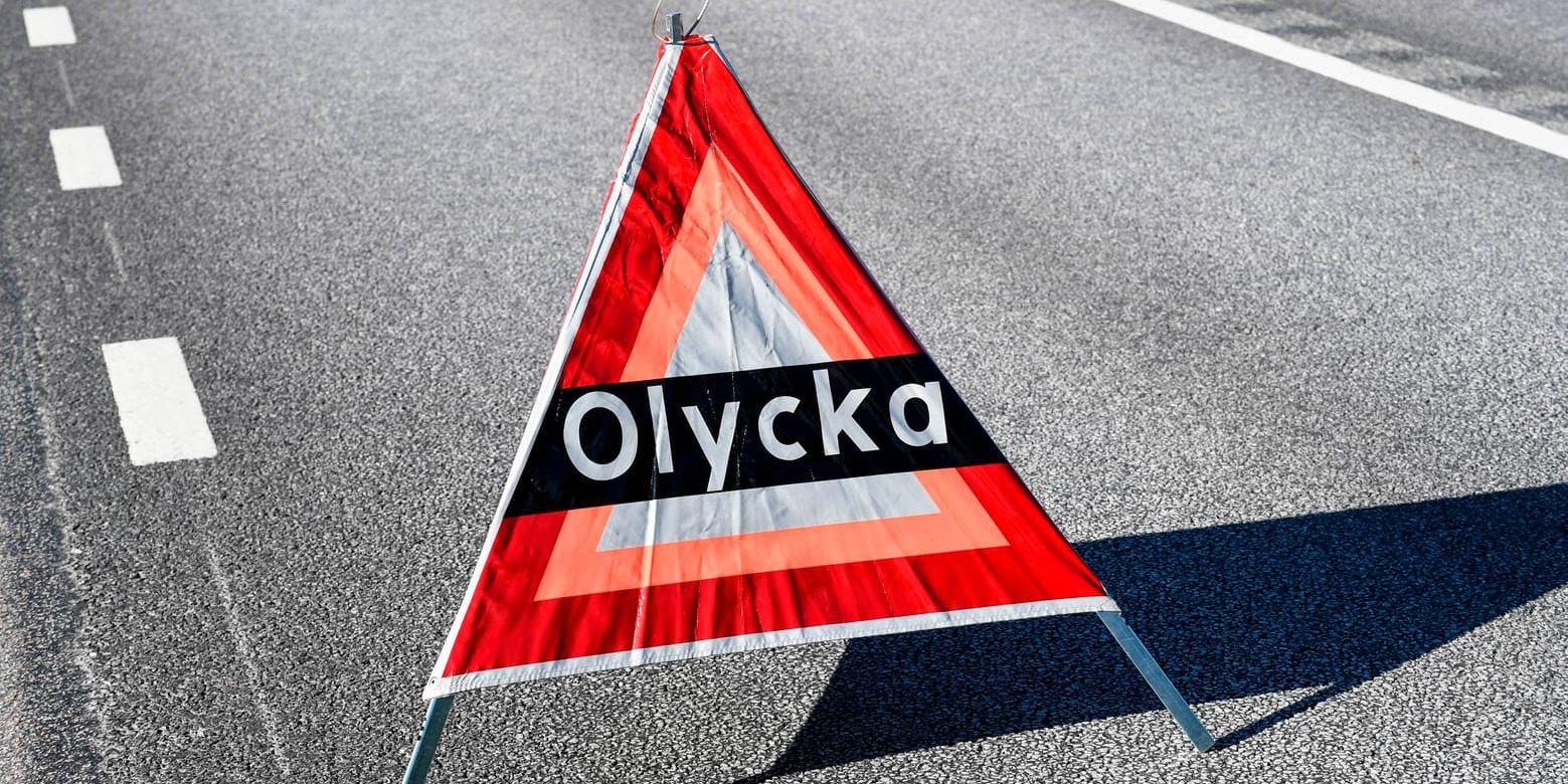 En man har omkommit i kollision mellan en motorcykel och en lastbil i Jönköping. Arkivbild.