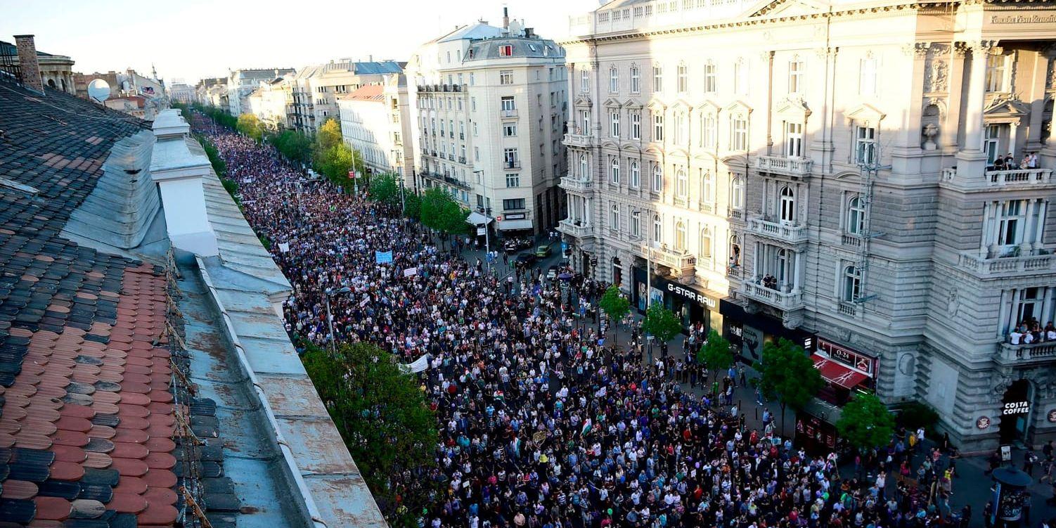 Tiotusentals ungrare demonstrerade mot regeringens kontroll över medierna.
