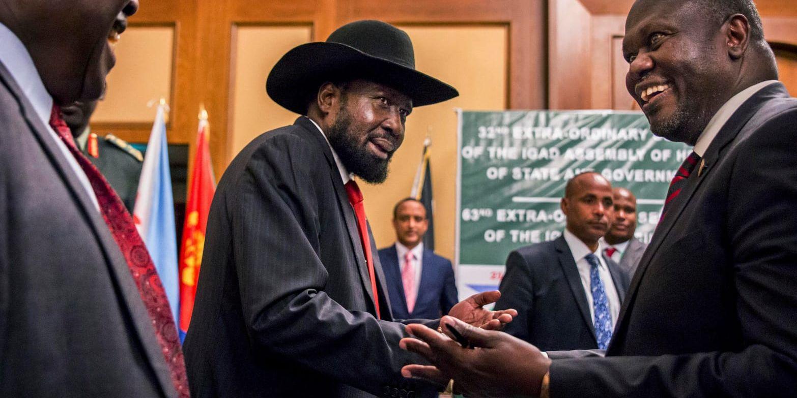 Sydsudans president Salva Kiir, i mitten, träffade sin rival Riek Machar, till höger i bild. Mötet i Etiopiens huvudstad Addis Abeba i förra veckan ledde dock inte till några genombrott.