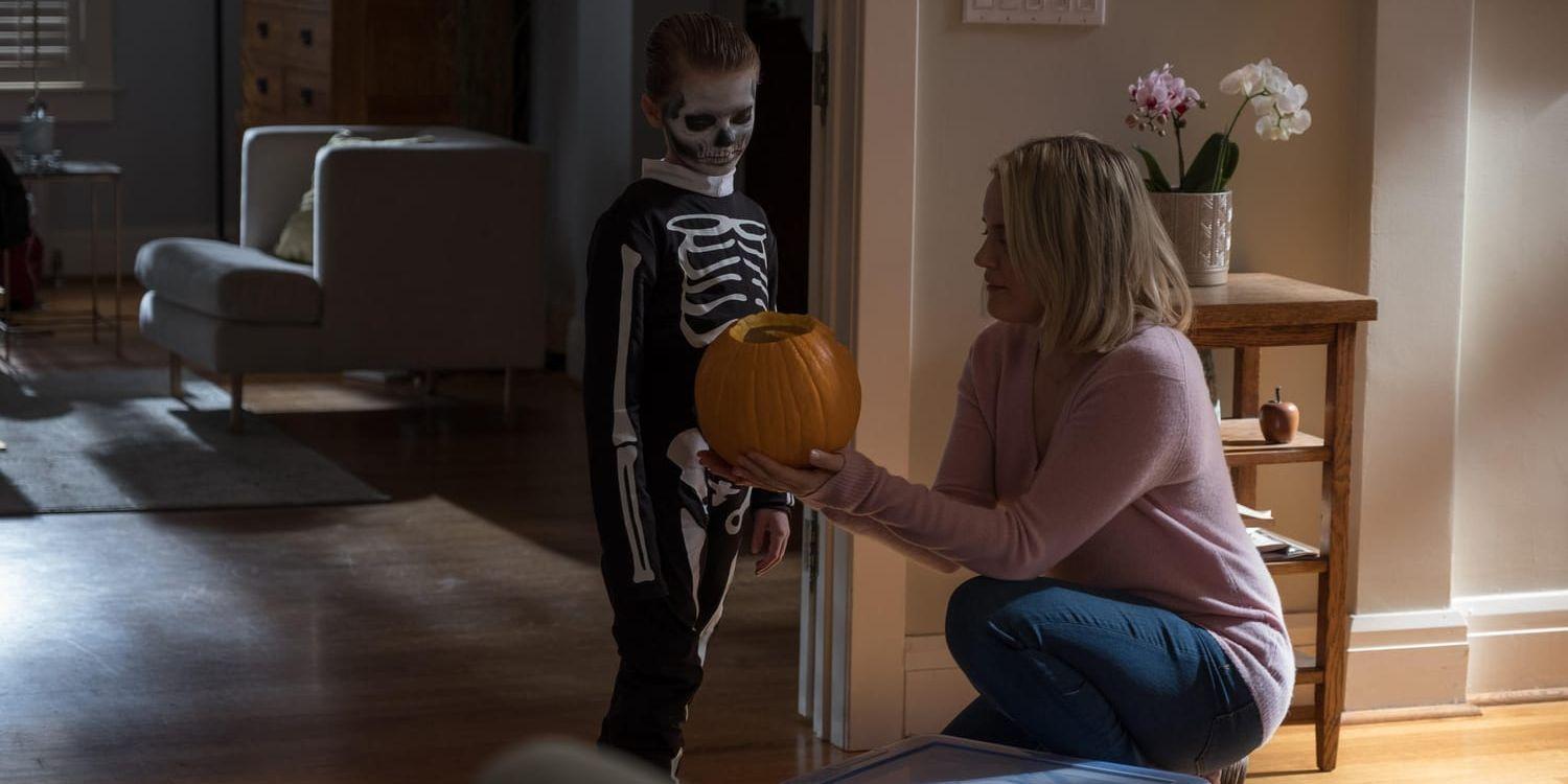 Lille Miles (Jackson Robert Scott) är inte som alla andra, vilket börjar oroa hans mamma Sarah (Taylor Schilling). Pressbild.
