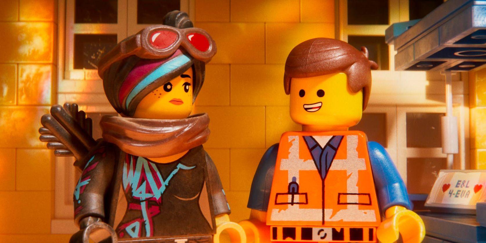 Lucy och Emmet funderar över det där med att växa upp och bli tuffare och hårdare i "Lego filmen 2". Pressbild.
