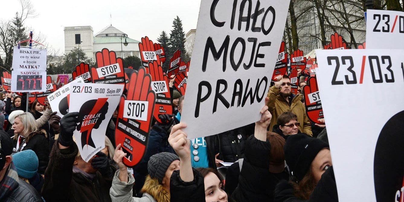 Protest mot förslaget till en ny polsk abortlagstiftning i Warszawa. Arkivbild.