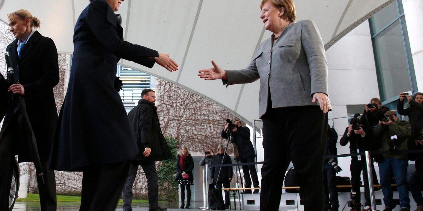 Tysklands förbundskansler Angela Merkel, till höger, välkomnar Storbritanniens premiärminister Theresa May under Mays blixtvisit i Tyskland under tisdagen.
