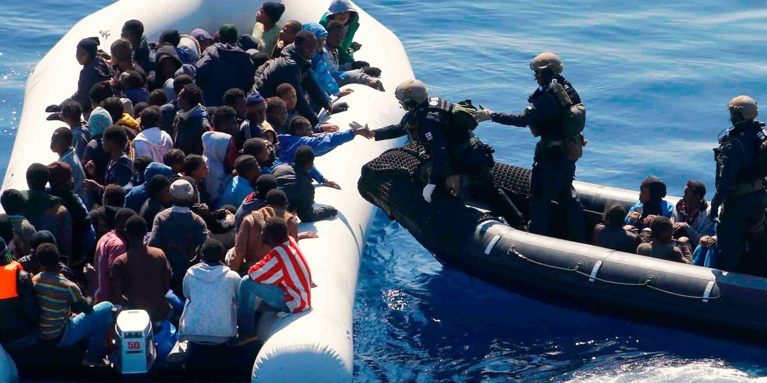 Tyska marinsoldater i EU-insatsen operation Sophia närmar sig en båt med fler än hundra migranter utanför Libyens kust.