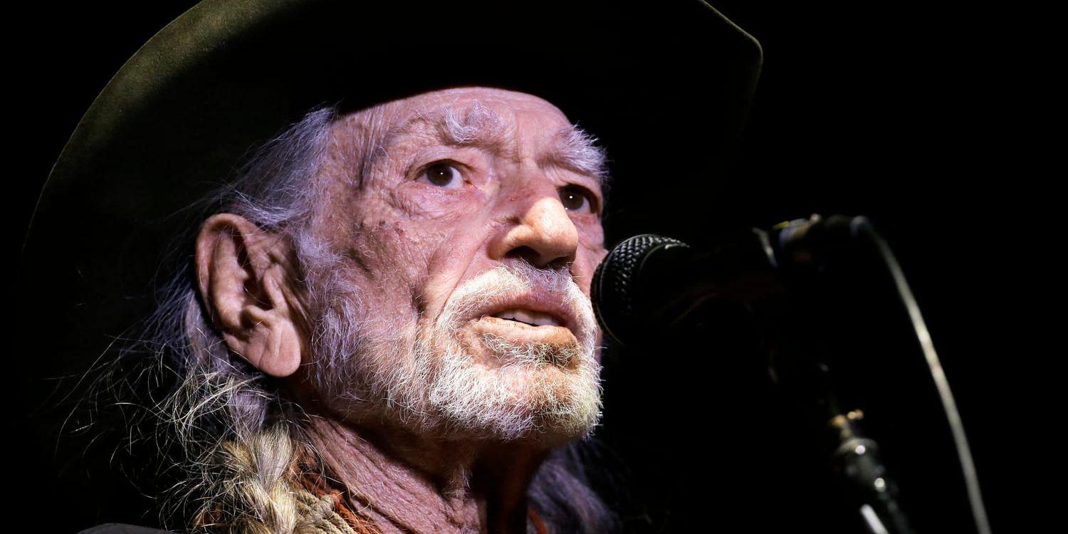 Countrylegenden Willie Nelson ställer in ett flertal konserter på grund av sjukdom. Arkivbild.