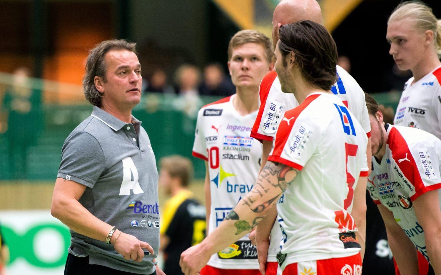 Handbollstränare. Lars-Magnus Jönsson som Drott-tränare under en match mot Sävehof 2015. Bild: Carl Sandin/Bildbyrån/arkiv
