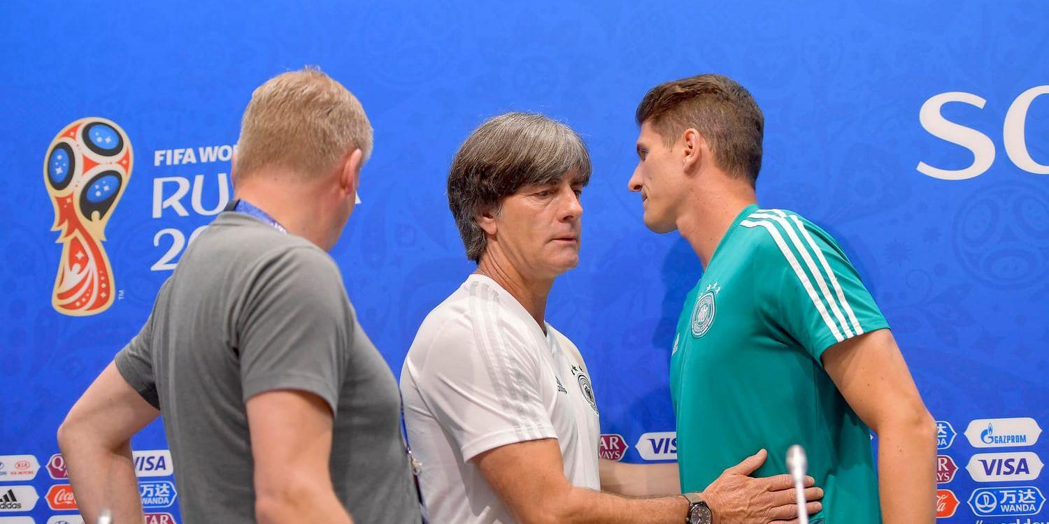 Tysklands förbundskapten Joachim Löw klappar om anfallaren Mario Gomez. Låter Löw honom spela också?