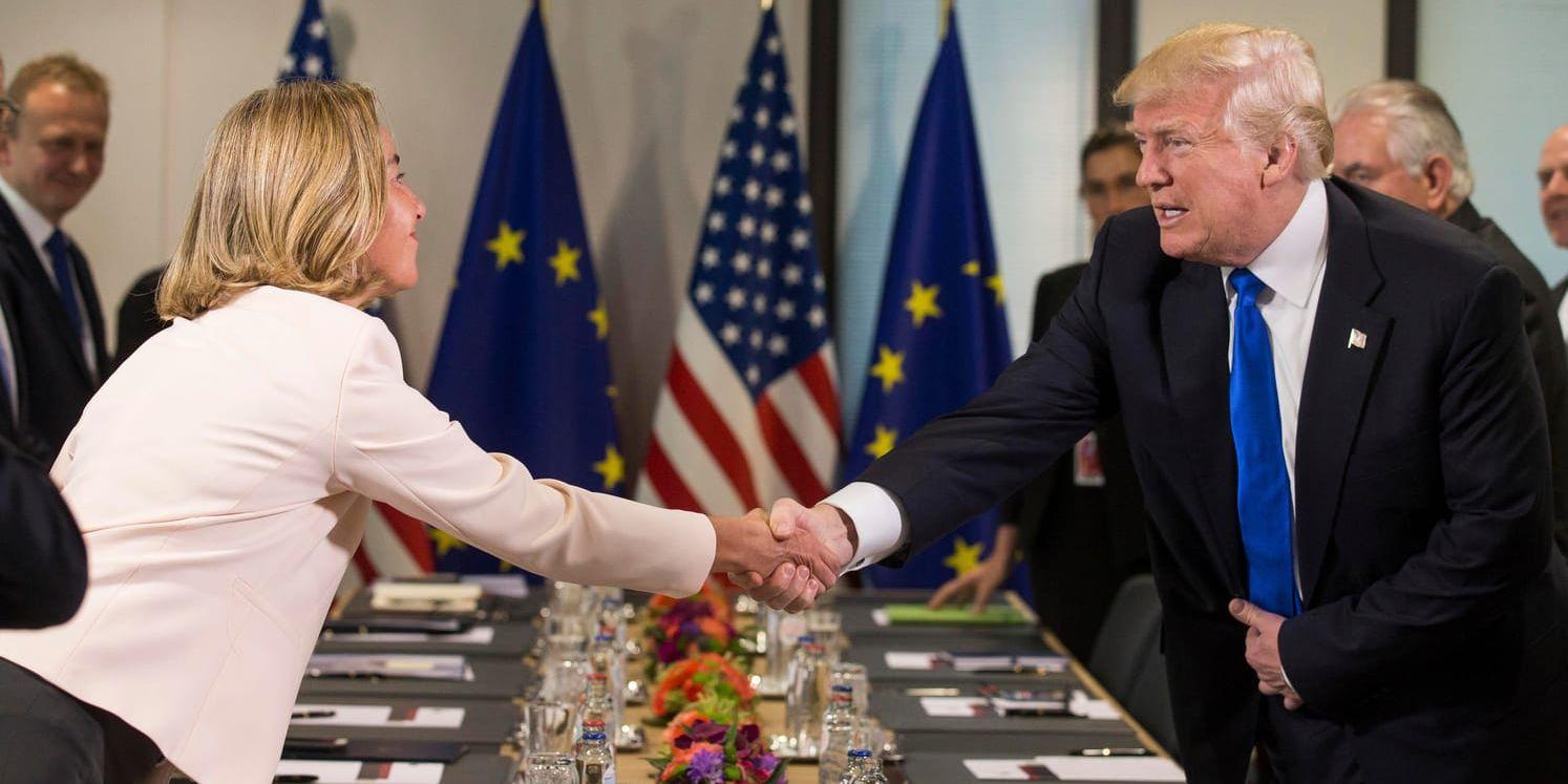 USA:s president Donald Trump välkomnas av EU:s Federica Mogherini när han deltog vid mötet mellan USA och EU i Bryssel i maj i år. Arkivbild.