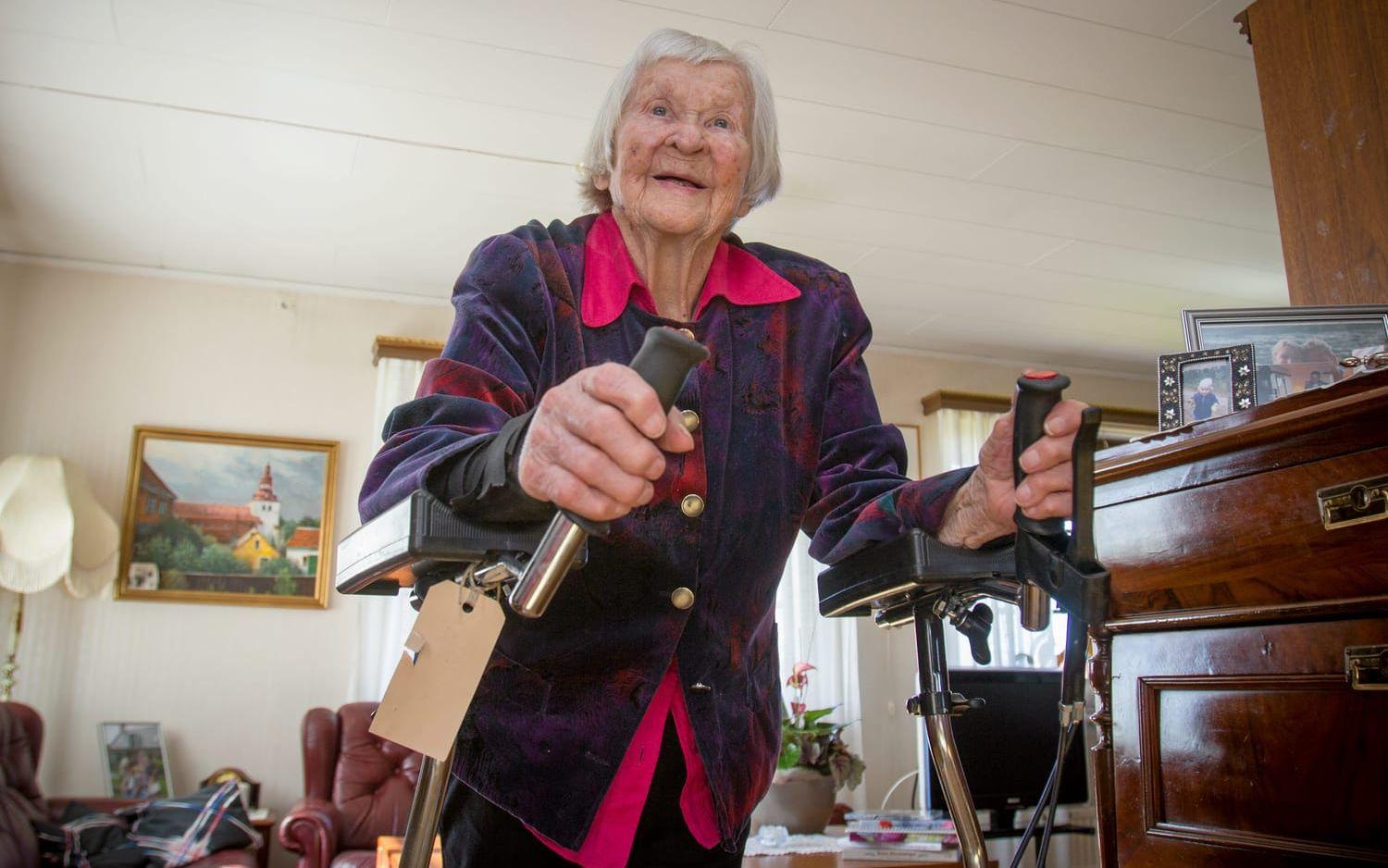Skrämde bort tjuven. Märta Bjertin, 97 år, fick fatt i rollatorn och jagade inbrottstjuven på flykten. ”Det kunde varit värre” konstaterar hon så här i efterhand. Bild: Jonatan Gernes