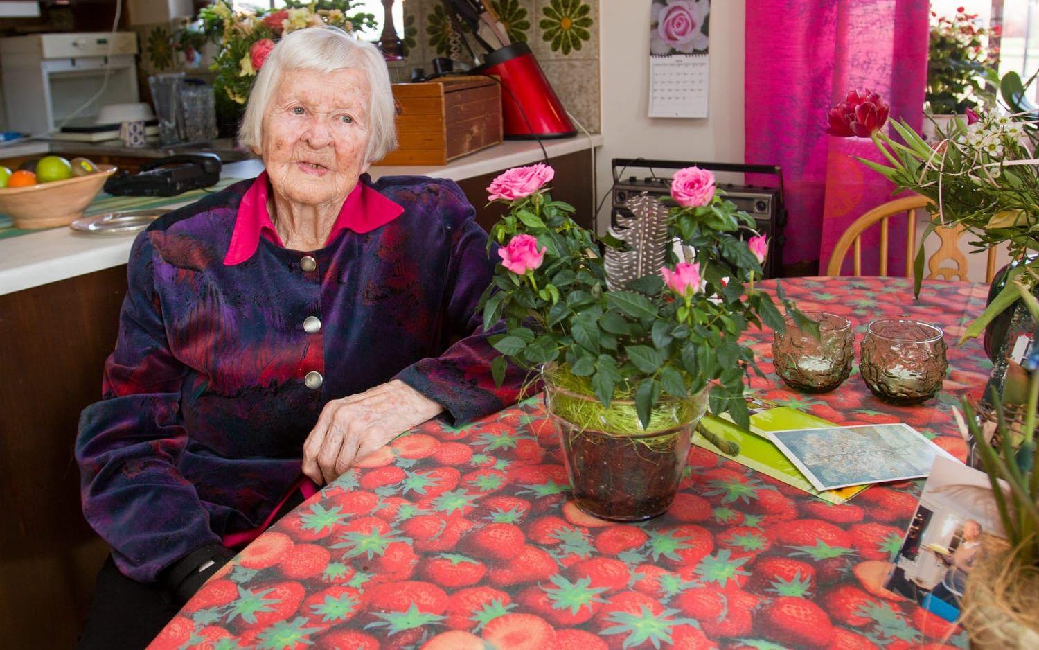 Chockad och trött. Tre dagar före tjuvbesöket fyllde Märta Bjertin 97 år. Blommor och kort står kvar på köksbordet hemma i Gamlebyvilla. Bild: Jonatan Gernes