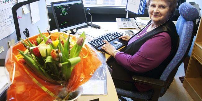Blomsterprakt. På Kerstin Magnussons skrivbord står vårbuketten med tulpaner som hon fått av företaget efter att ha jobbat i 50 år.