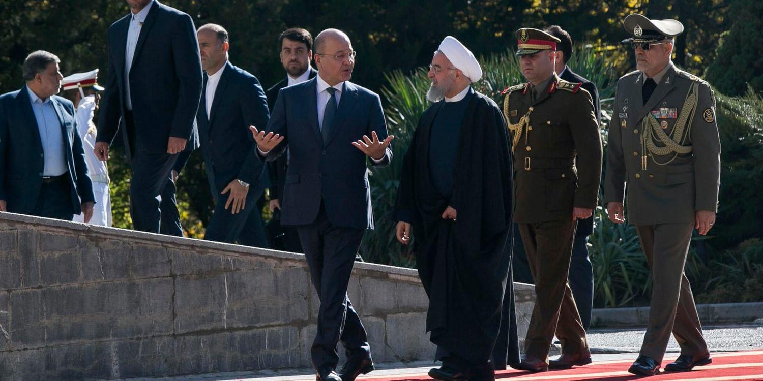 Iraks president Barham Salih pratar med sin Iranska motpart Hassan Rohani under ett stadsbesök i Teheran.