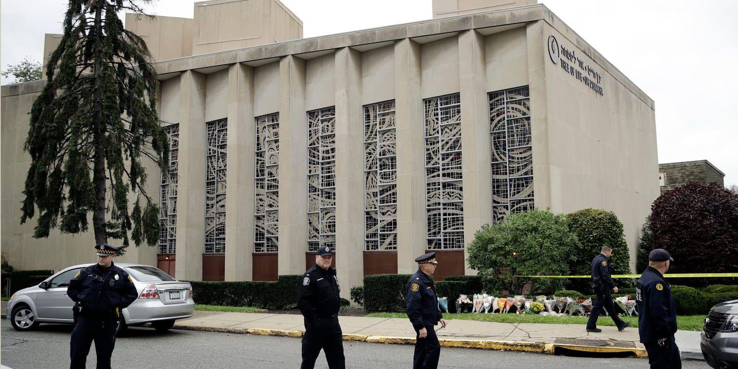 Blommor har lagts utanför synagogan, där människor mellan 54 och 97 år mördades i vad som beskrivs som den dödligaste attacken mot judar i USA.