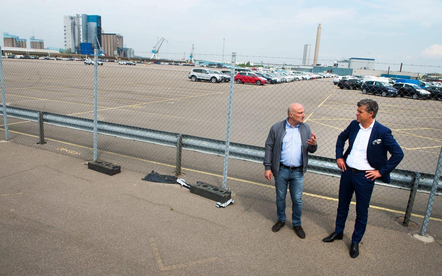Höga ambitioner. Christer Green och Björn Alvengrip på Hallands Hamnar ser fram emot att klimatanpassa resten av hamnområdet på sikt. Bild: Roger Larsson