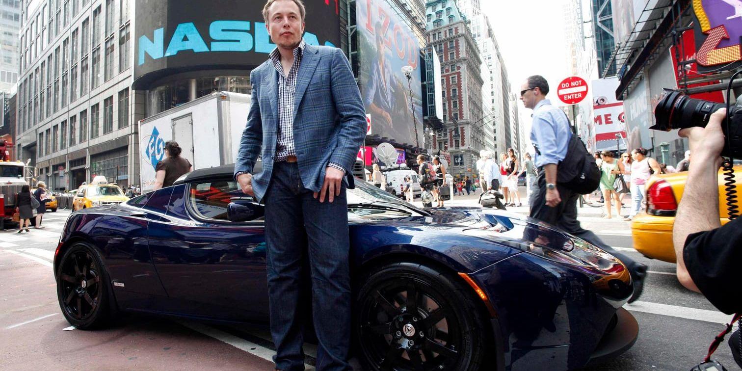 Elon Musk med en Tesla vid börsnoteringen i New York 2010. Sedan dess har aktien stigit mer än 1 500 procent. Men nu är det motvind.